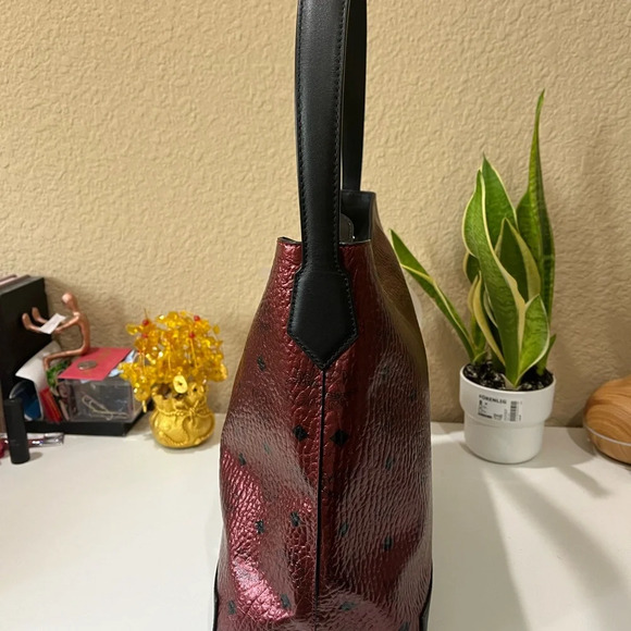MCM Metallic Hobo - Picture 8 of 11